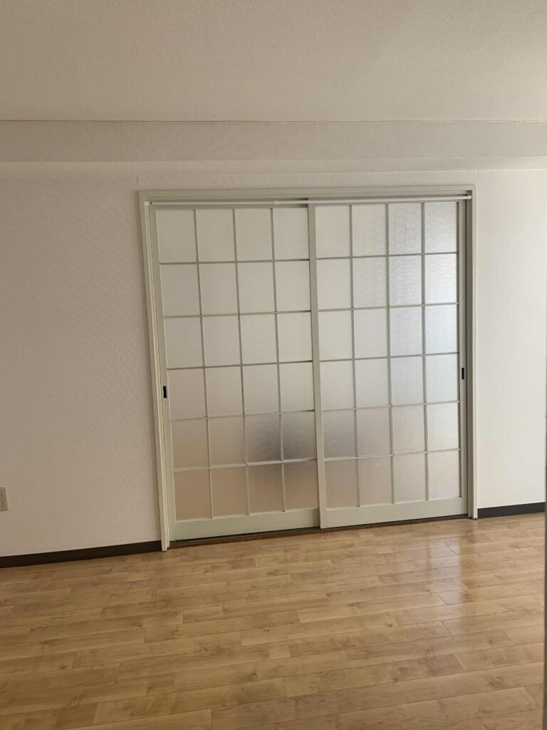 引っ越してすぐの何もない部屋